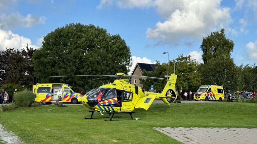 Scooter botst tegen auto op kruising De Noord/Waaiershoek; traumahelikopter is ter plaatse