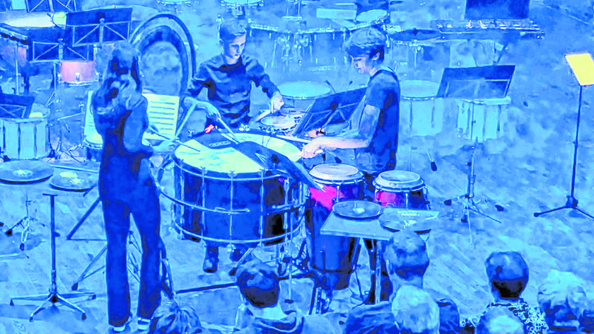 Van links met de klok mee: Linde, Roel en Ringo spelen Omnes Trio.