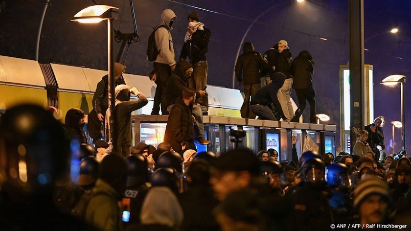 Foto bij: Jongerenprotesten monden uit in rellen in Duitsland