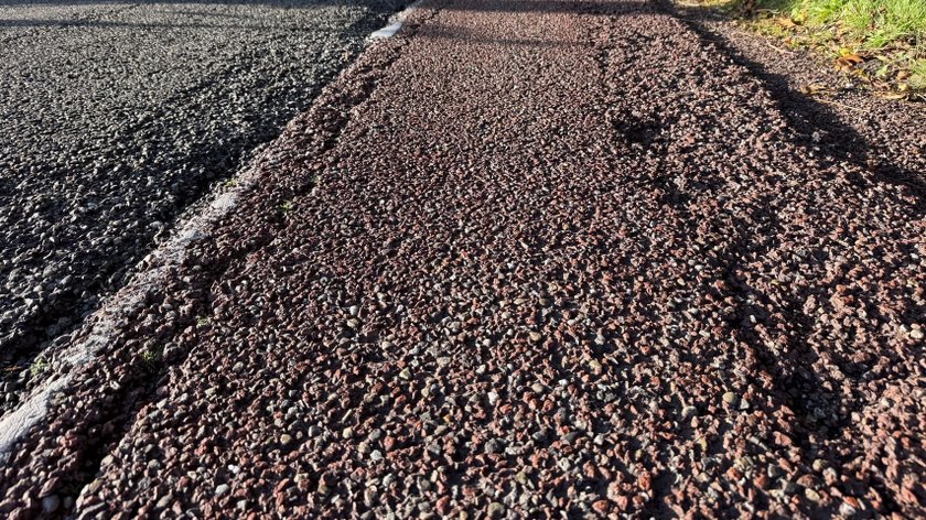Spoedreparaties en afsluiting van het Zandpad, teveel scheuren in de weg