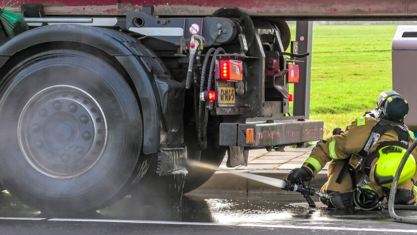 Brandweer rukt uit voor vastgelopen rem vrachtwagen op N214 bij Ottoland