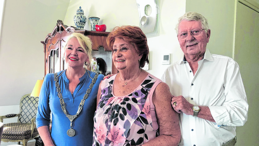 Burgemeester Marjon de Hoon-Veelenturf ging op bezoek bij diamanten paar Ad en Rita Moeskops-Spapen.