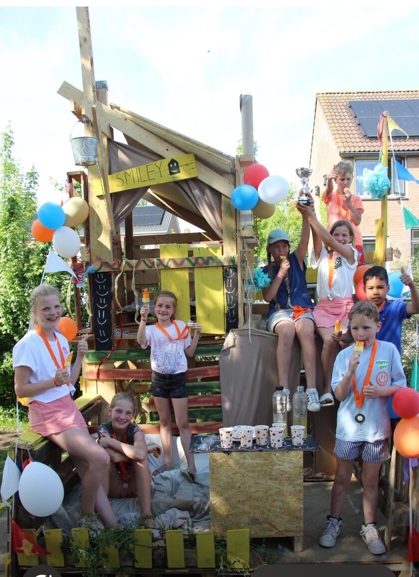 Timmerdorp Bleskensgraaf een groot succes: team Smiley wint eerste prijs