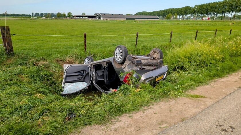 Auto op de kop in de sloot in Ravenswaaij