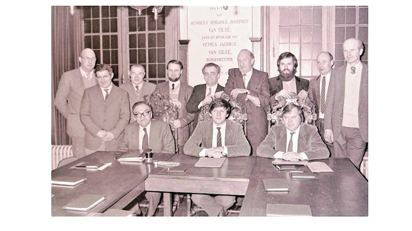 1982, de eerste gemeenteraad waar Leo van Tilburg deel van uitmaakte. Op de foto zittend secretaris Julien Van Haeren, burgemeester Jan van Leuven, Fran van Straten. Op de achterste rij v.l.n.r.: Sooi Adriaensen, Karel Dirven, Ward Versmissen, Leo Gladines, Fons Cornelissen, Jos Kin, Frans de Bont, Frans Cox, Leo van Tilburg. (foto: Gerda Norbart)