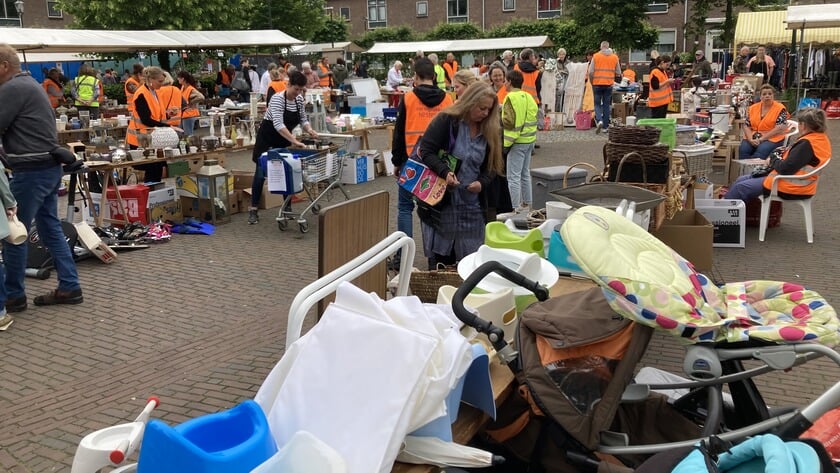Rommelmarkt Ammerstol weer op Kerkplein met ruim dertig goedgevulde kramen