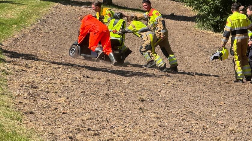 Man rijdt met scootmobiel in het water in Tiel
