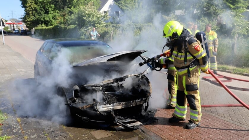 Autobrand aan het Zoelensepad in Tiel