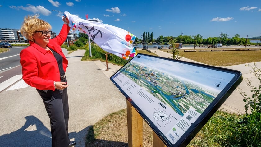 Panoramabord aan Waalkade vertelt onbekende verhalen
