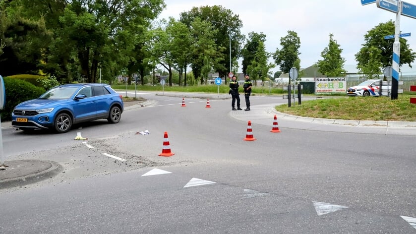 Man op elektrische vouwfiets botst met auto op rotonde