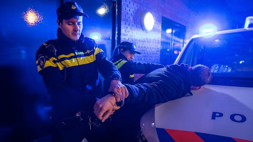 Persoon met vuurwapen auto in gedwongen: vijf verdachten opgepakt