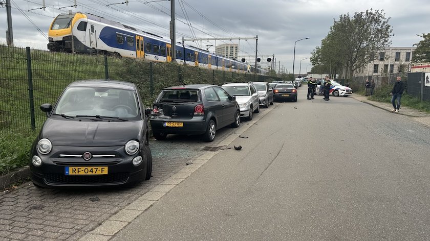 Automobilist ramt zeven geparkeerde auto’s aan de Slingerweg