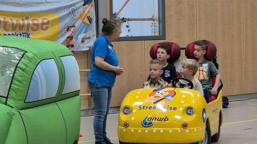 Rijles op de basisschool: leerlingen van De Morgenster oefenen met verkeer