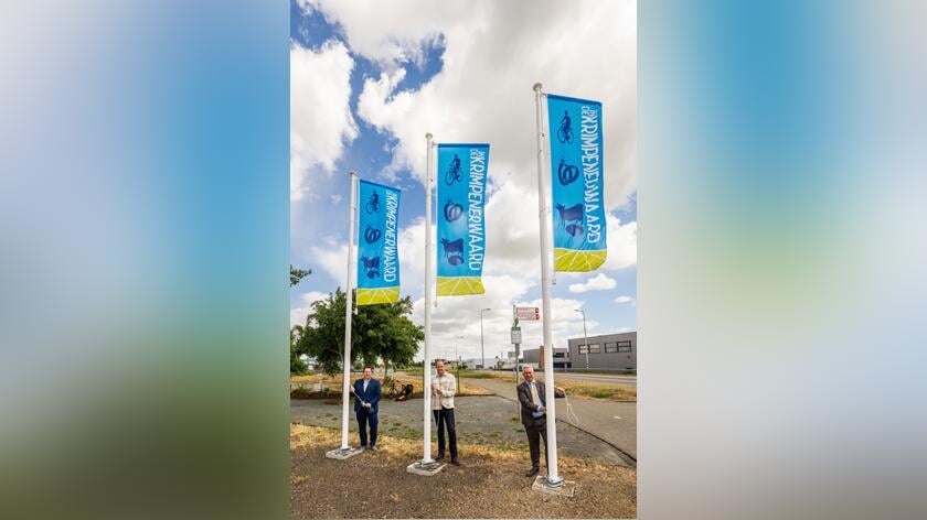 Kleurige vlaggen verwelkomen bezoekers en bewoners gemeente Krimpenerwaard