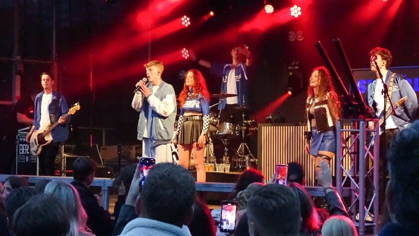Jonge zanger Romano op het podium met Still Blue in Haastrecht