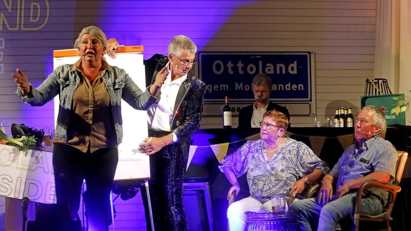 Publiek tot in de deuropening: dorpshuis afgeladen vol bij terugkeer Roddeltoneel in Ottoland