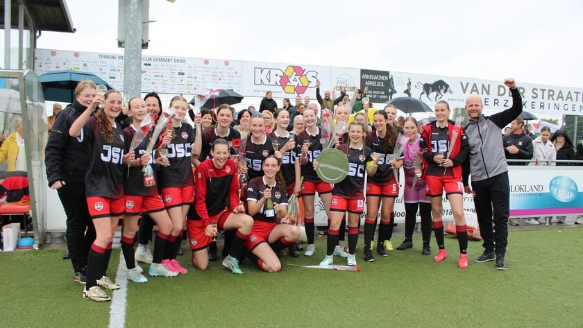 SteDoCo MO17-1 kampioen