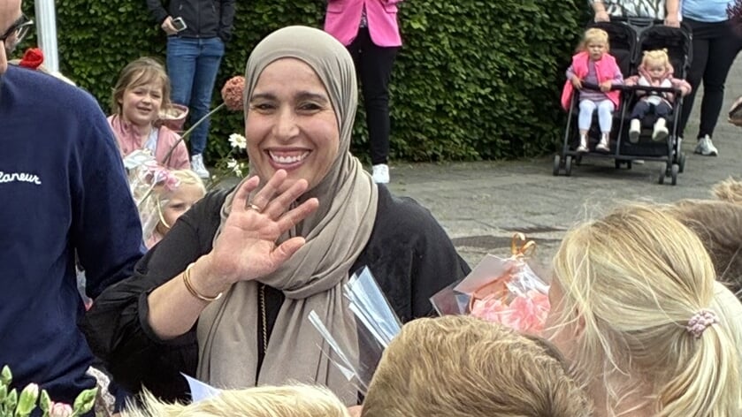 CBS De Rehoboth in Groot-Ammers viert 25-jarig jubileum van schoonmaakster Saba