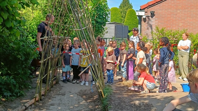 Oudste leerlingen van de Lingewaard in Arkel bouwen wilgentunnel