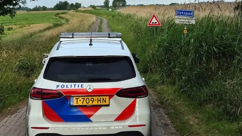 Veel klachten over auto’s op fietspad De Donk in Brandwijk: politie voert controle uit