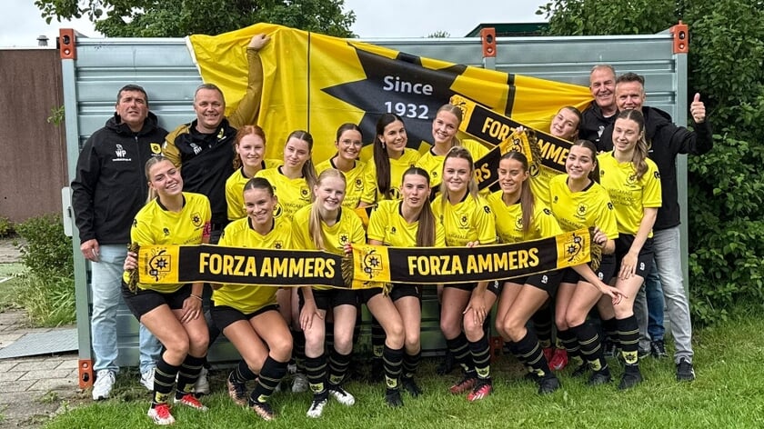 Kampioenschap voor meiden MO17-1 van vv Groot-Ammers