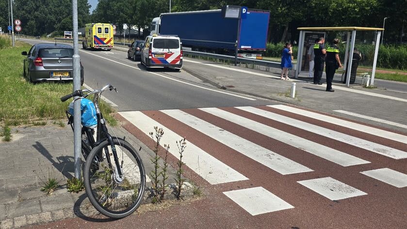 Auto en fietsster botsen op kluifrotonde in Papendrecht