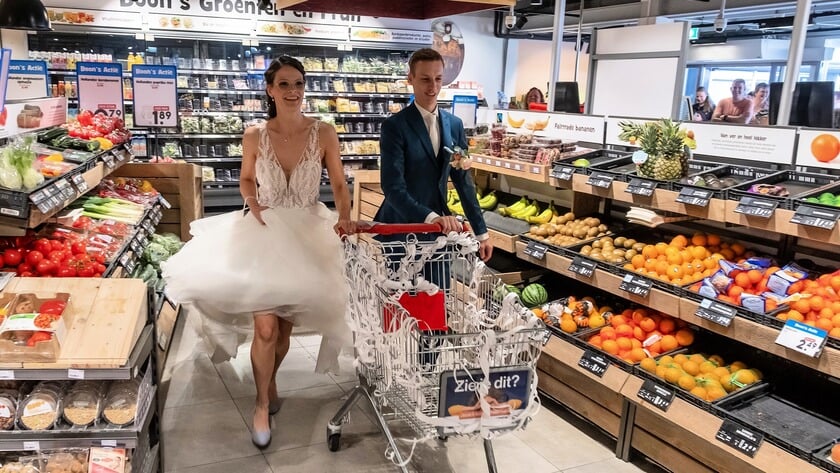 Gouderaks bruidspaar zegt ‘ja’ met volle boodschappenkar