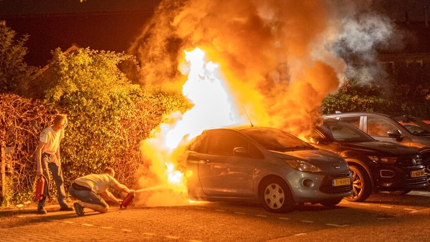 Auto brandt volledig uit in Alblasserdam; ook schade aan andere auto en heg