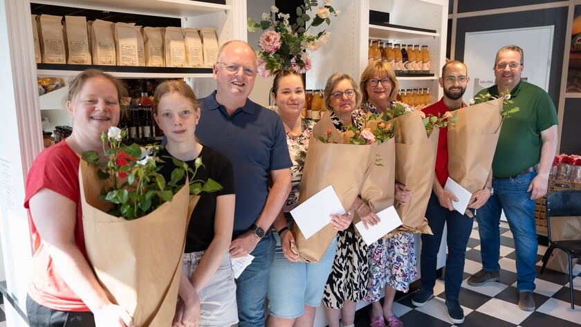 Prijswinnaars van fietstocht Aalburg Rond beloond met bloemen en waardebonnen
