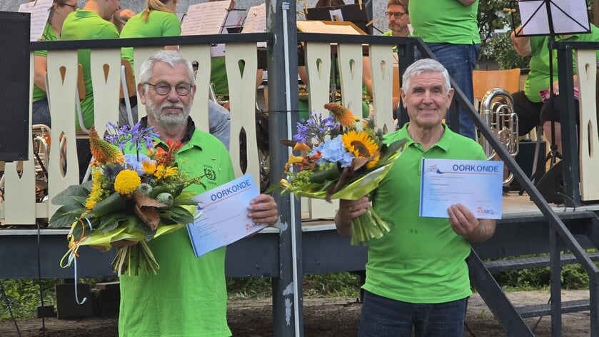 Twee trouwe leden geëerd tijdens sfeervol zomeravondconcert bij muziektent in Uitwijk