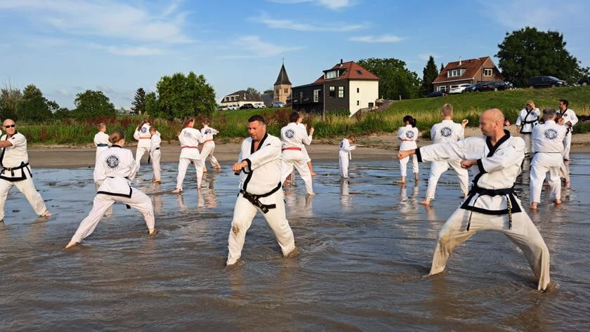 Chon Kyong gaat in Langerak te water tijdens de laatste training voor de vakantie