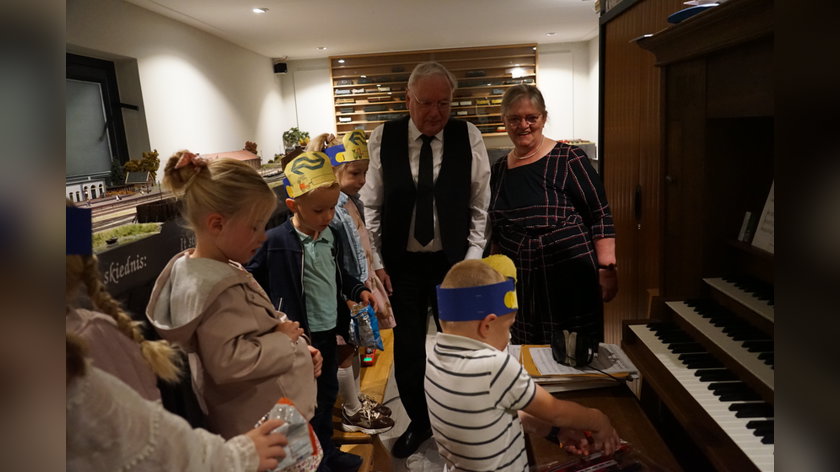 Groep twee van de Maarten Lutherschool werkt over de trein: uitstapje met een echte trein en een kijkje bij de treincollectie van dominee Egas