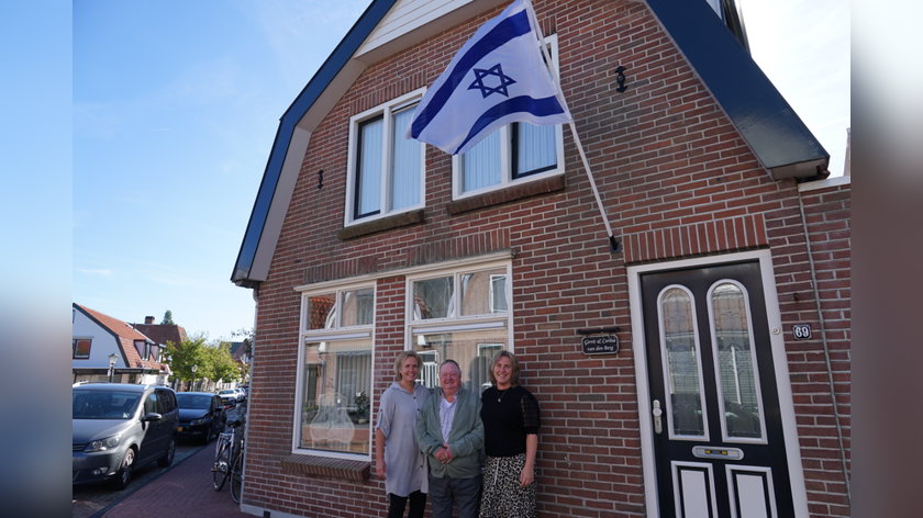 Joodse Kees Peterse (84) ziet het dorp uit de verhalen met eigen ogen: ‘net een schoolreisje’