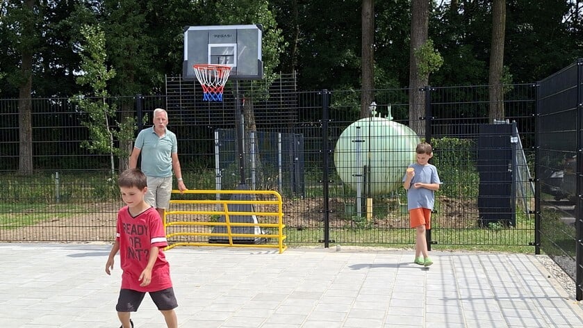 Kinderen uit Oekraïne genieten van trapveldje Maurik