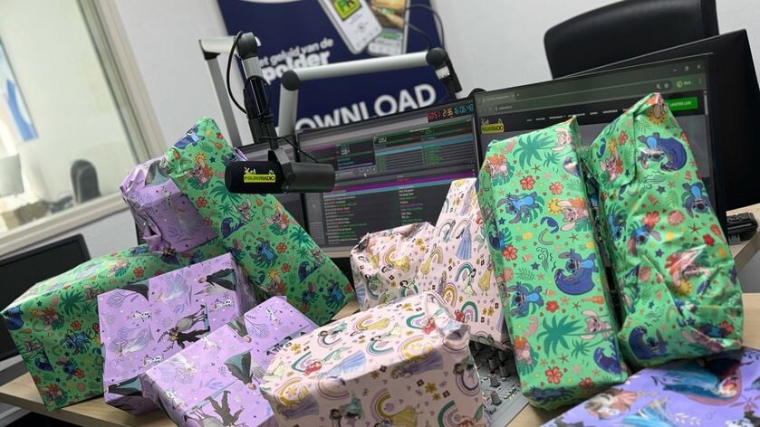 Polder Radio verrast kinderen thuis met cadeaus tijdens live radioshow