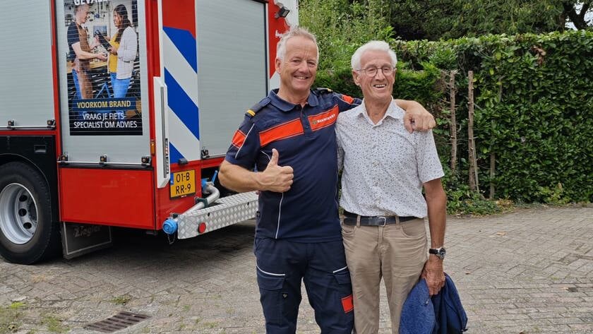 Cees Nultenboek (85) uit Uitwijk tijdens verjaardag verrast met brandweerrit
