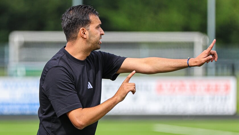 Nader Mechichi begint aan eerste klus als hoofdtrainer bij Brederodes: ‘Ga niet roepen dat we kampio