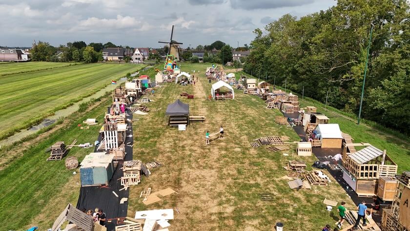 Feestelijk timmerdorp in Molenaarsgraaf/Brandwijk: 160 deelnemers en 26 hutten
