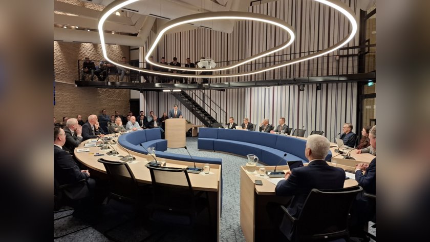 Urker politiek buigt zich over bezuinigingen: lasten stijgen, service daalt