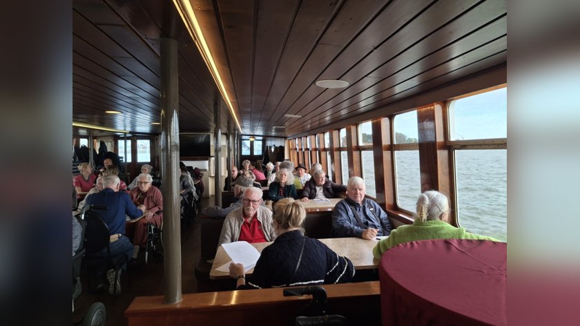 Bewoners van Baron van Ghentlaan genieten van vaartocht vol muziek en gezelligheid