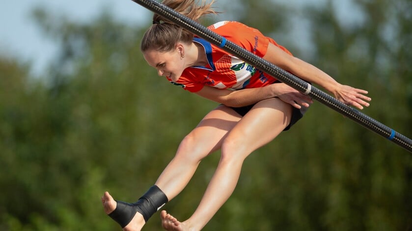 Nina van Eijk (Vlist) kroont zich tot Nederlands kampioene polsstokverspringen