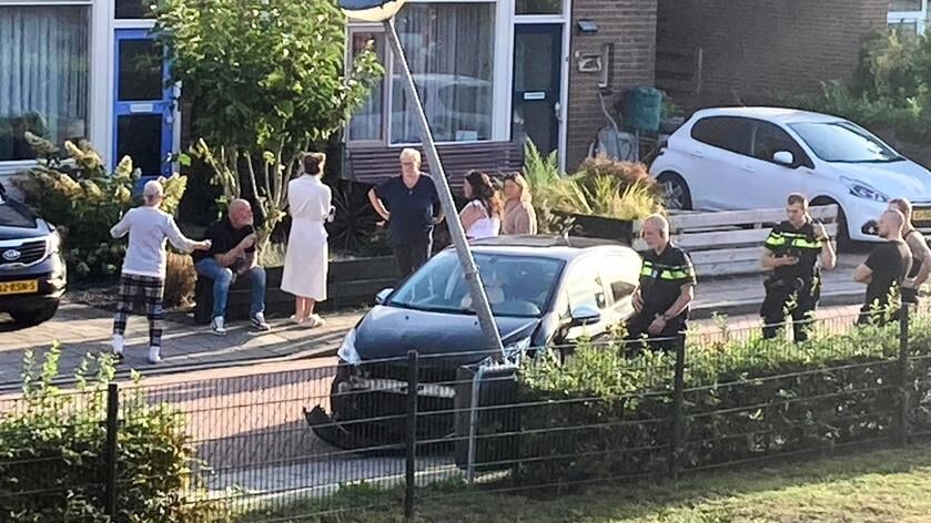 Auto rijdt hard tegen lantaarnpaal in Maurik: bestuurder aangehouden