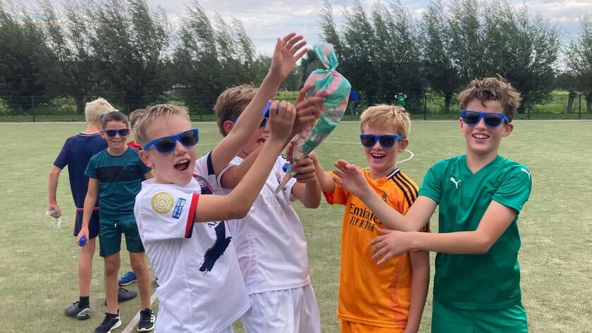 Fanatiek 4-tegen-4 voetbaltoernooi bij speeltuin De Wetering in Goudriaan