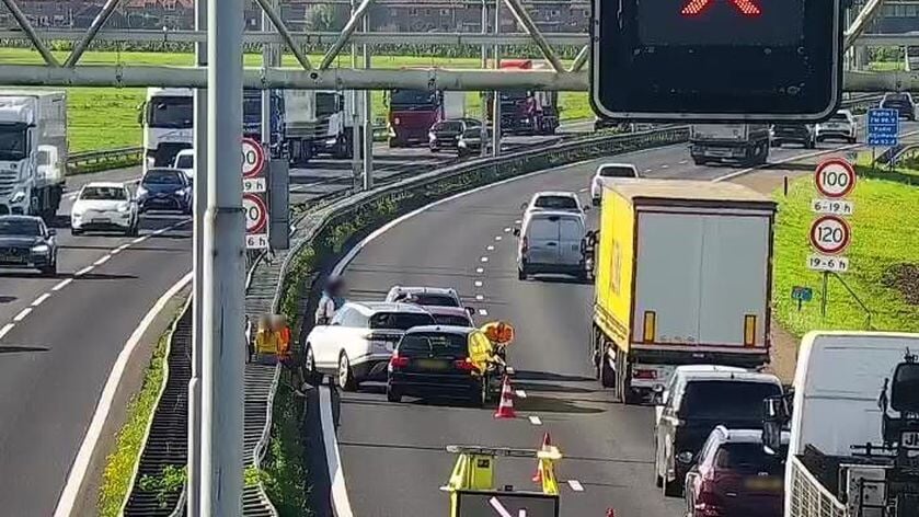 Vier voertuigen botsen op elkaar op A27 bij Noordeloos