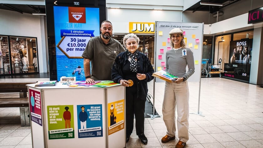 Sociaal team vraagt aandacht voor eenzaamheid in winkelcentrum, Ria (93) weet hoe je vrolijk blijft