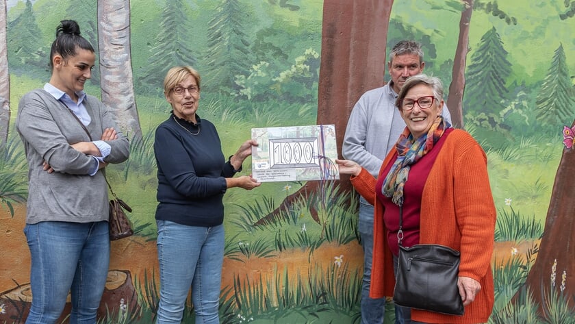 Emmaus Gouda viert 40 jaar en steunt De Speelwinkel met 1000 euro