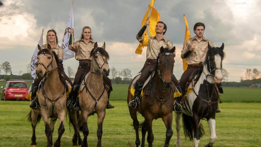 Spectaculaire paardenstuntshow door Golden Hoofs sluit Paardenmarkt in Ameide af