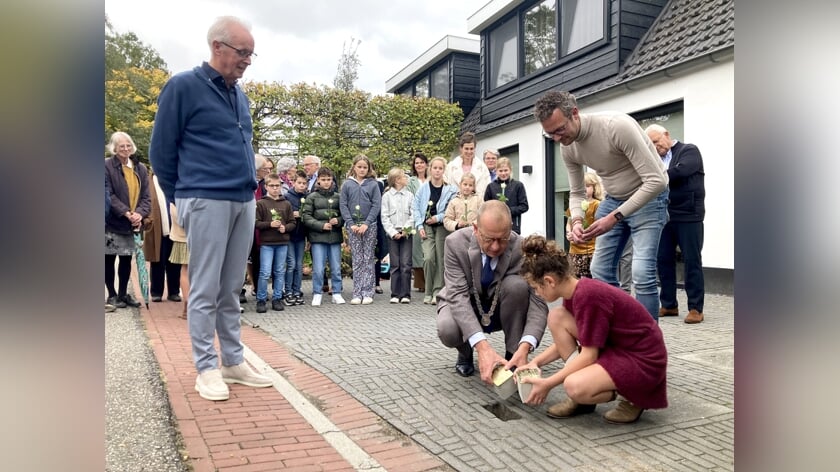 Eerste twee Stolpersteine van Molenlanden geplaatst in Bleskensgraaf. Burgemeester Segers: ‘Ik hoop