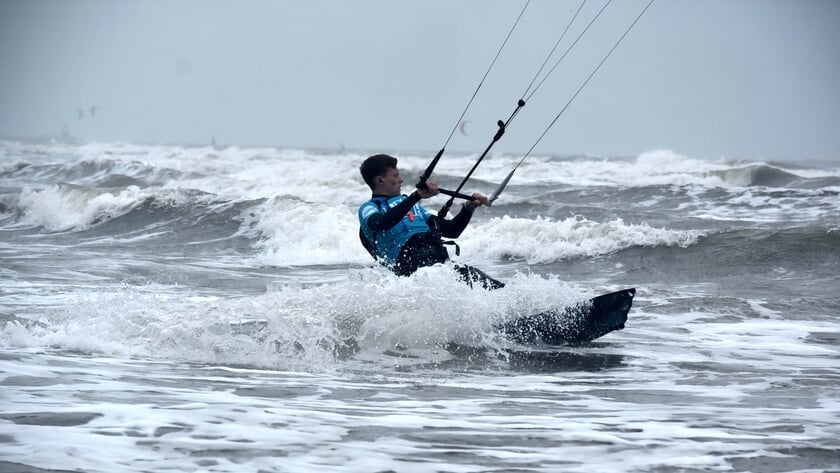 Kitesurfer Joris Oosters (22) uit Ameide maakte tocht van 130 kilometer én maakte hier een film over