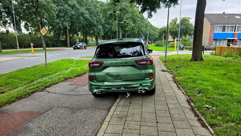 Drie voertuigen botsen op Laan van Westroijen in Tiel